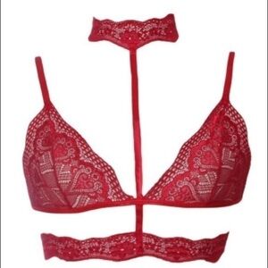Chic Red Lace Bandeau